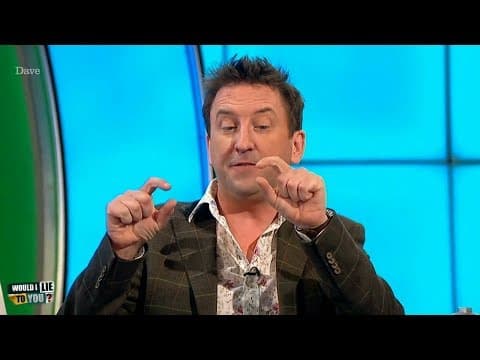 Má Lee Mack jednu nohu kratší?