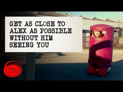 Dostaňte se k Alexovi co nejblíže, aniž by si vás všiml