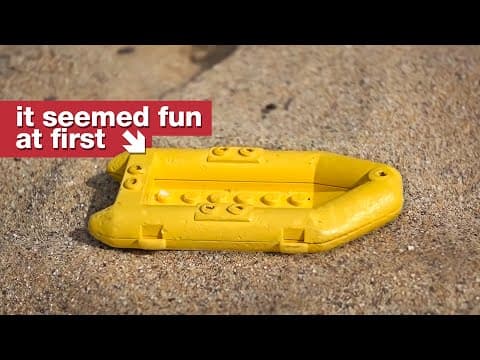 Pláž, na kterou se vyplavují kostky z lega