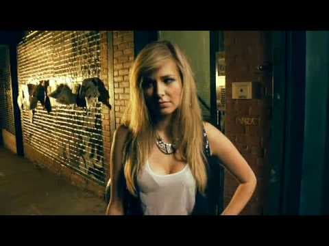 Chlápek nakupuje kondomy