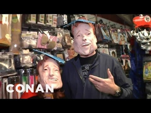 Conanova návštěva halloweenského obchodu
