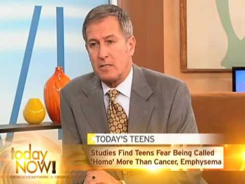 Nová protikuřácká kampaň "Kouření je pro gaye"