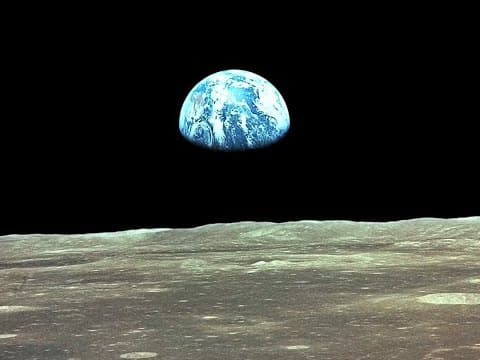 Kdo vlastní Měsíc?