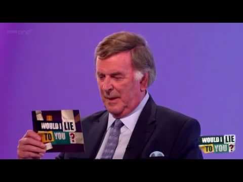 Terry Wogan zapaluje kolegům poznámky a střílí doma z pistole