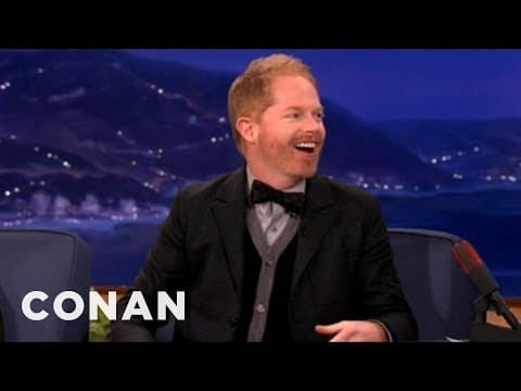 Jesse Tyler Ferguson osahává dámská ňadra