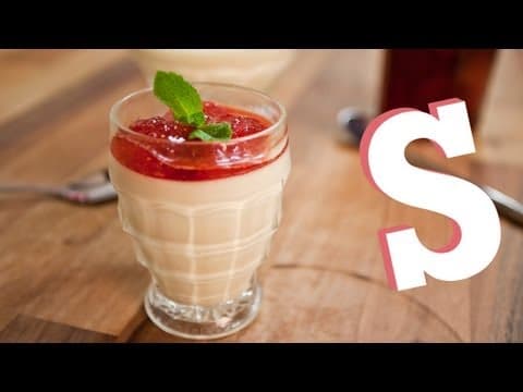 Citrónový posset s domácím jahodovým džemem