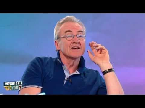 Larry Lamb měl v mládí stánek s klobouky pro psy