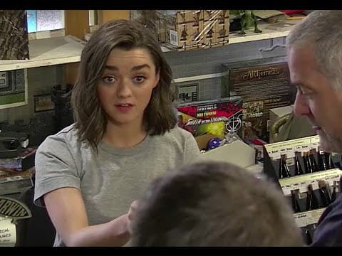 Maisie Williams v obchodu pro fanoušky Hry o trůny