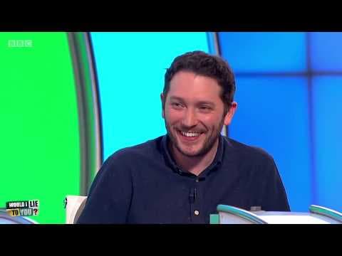 Obouvá si Jon Richardson papuče naopak?