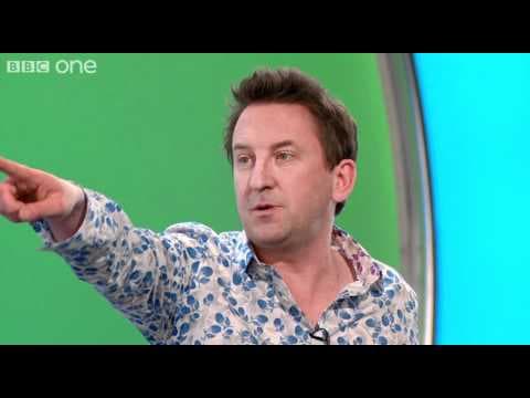 Dokáže Lee Mack odhadnout obvod hlavy?