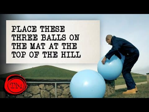Umístěte gymnastické míče na podložku na kopci