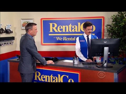 James Bond si pronajímá auto